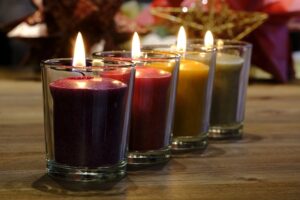 Lire la suite à propos de l’article Bougies aux huiles essentielles et bougies parfumées